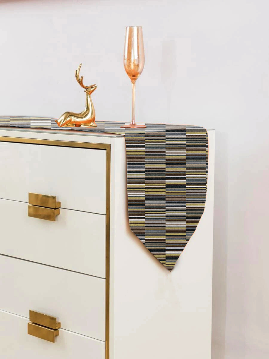 ILLUSION TABLE RUNNER DASH BROWN/YELLOW MATTY DIGITAL PRINTED